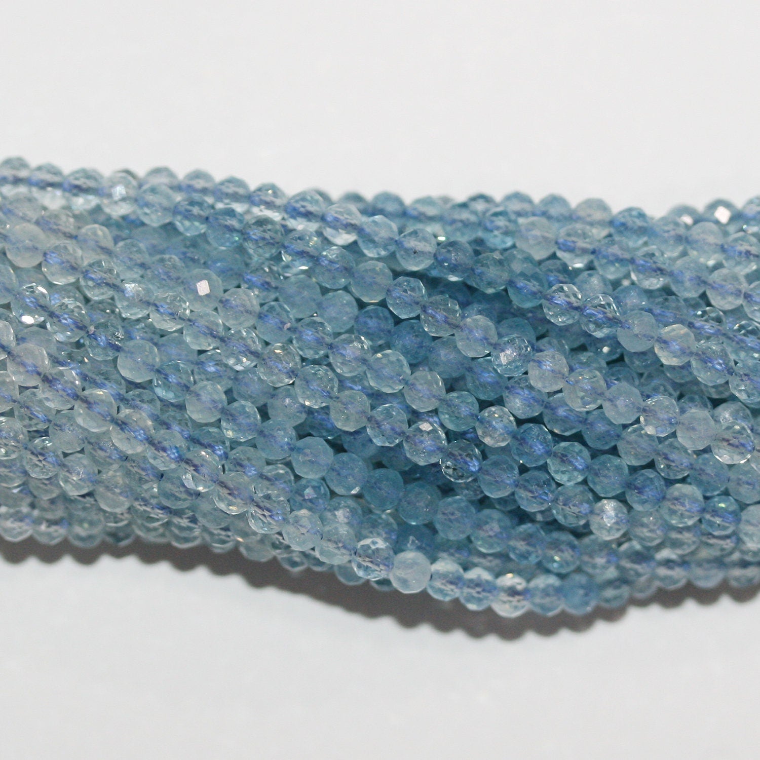 15" Perles rondes à facettes en aigue-marine 3 mm.-Rig 39 cm.