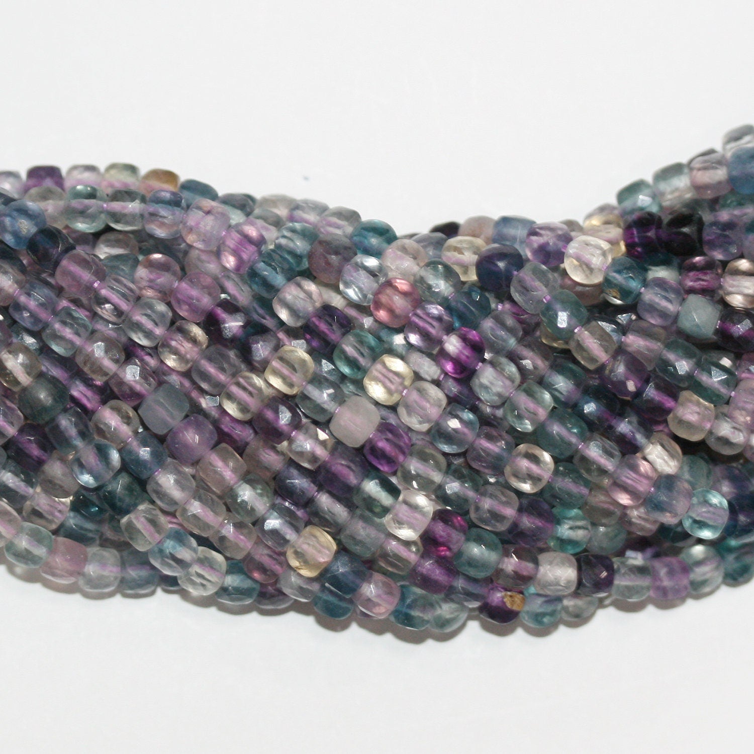 Perles cubiques à facettes en fluorite St de 15 pouces (4 mm) - Fil de 39 cm