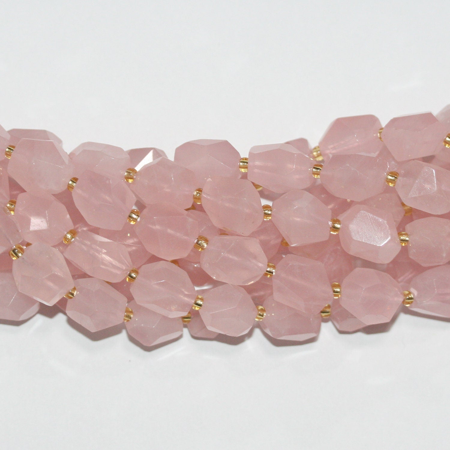 Perles de quartz rose Saint-Pierre facettées en forme de pépites, 12 x 10 mm, longueur approximative : 39 cm.