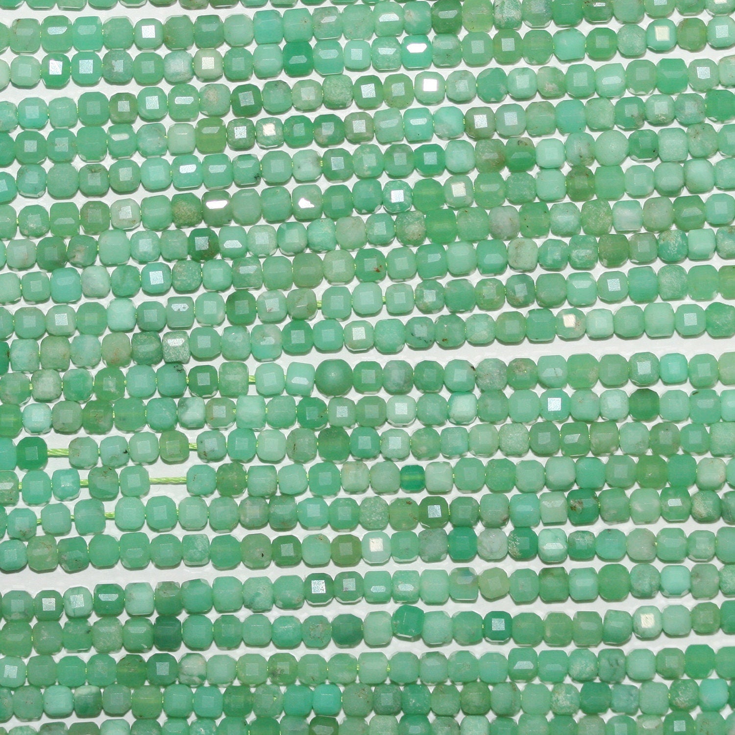 Perles cubiques à facettes en chrysoprase de 15 pouces, 3 mm - Fil de 39 cm.