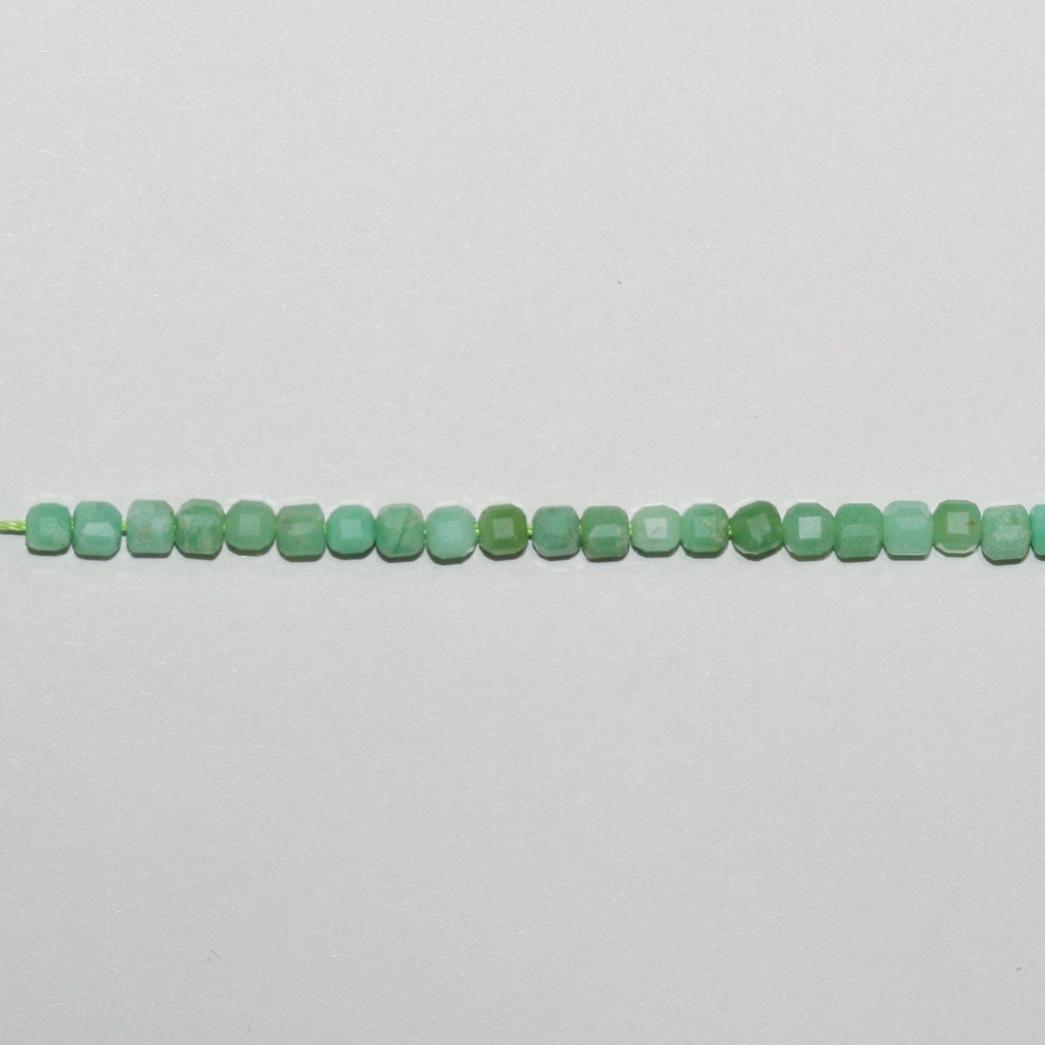 Perles cubiques à facettes en chrysoprase de 15 pouces, 3 mm - Fil de 39 cm.