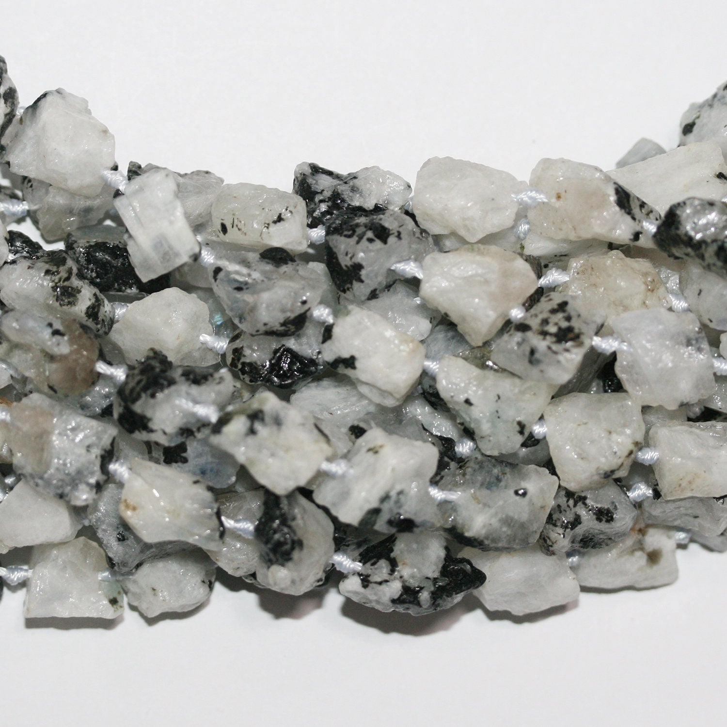 Perles de pierre de lune St non polies en pépites de 16 pouces, 13-15 mm environ - Fil de 40 cm.