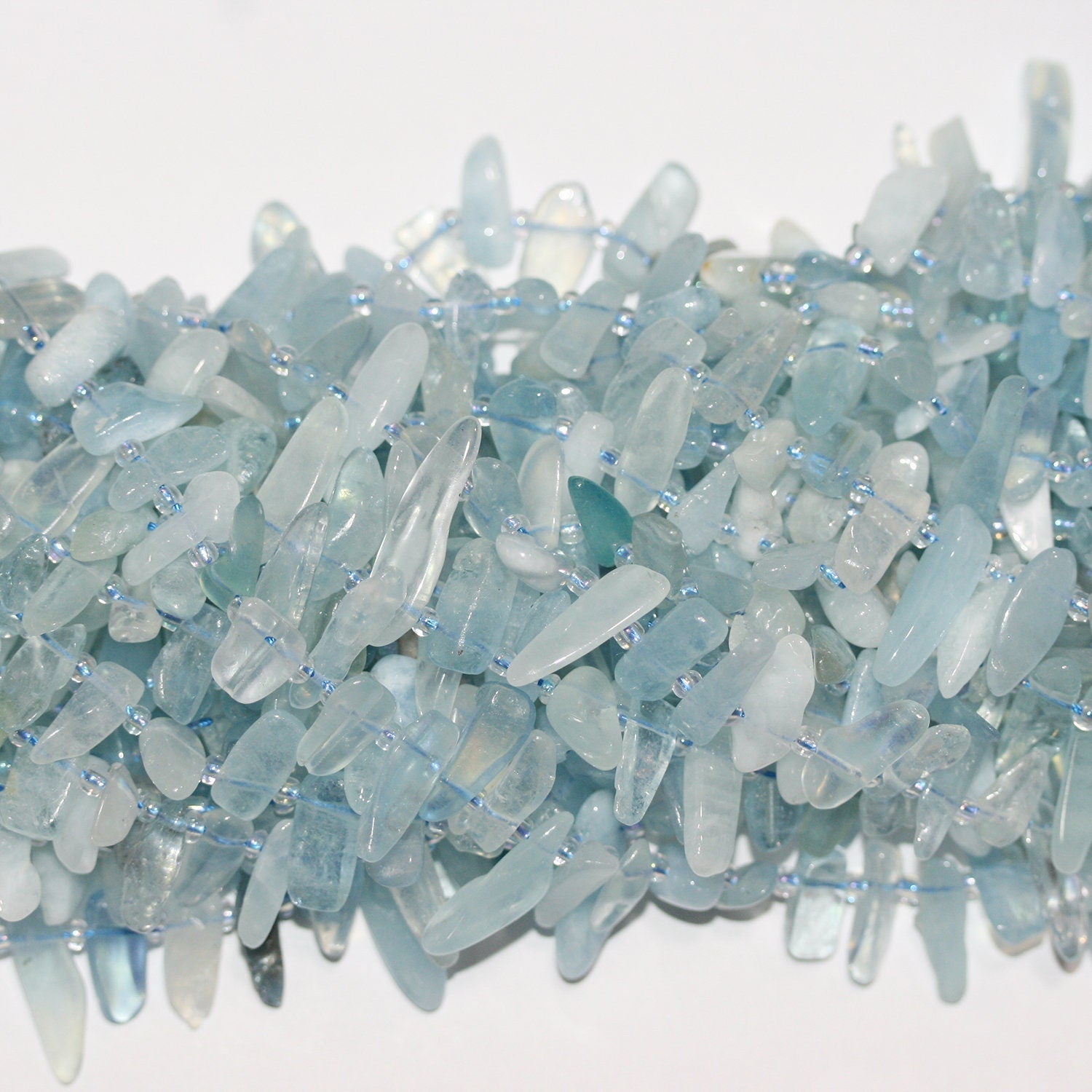 Cuentas irregulares lisas de aguamarina Santa de 16", 8-20 mm aprox., hilo de 40 cm.