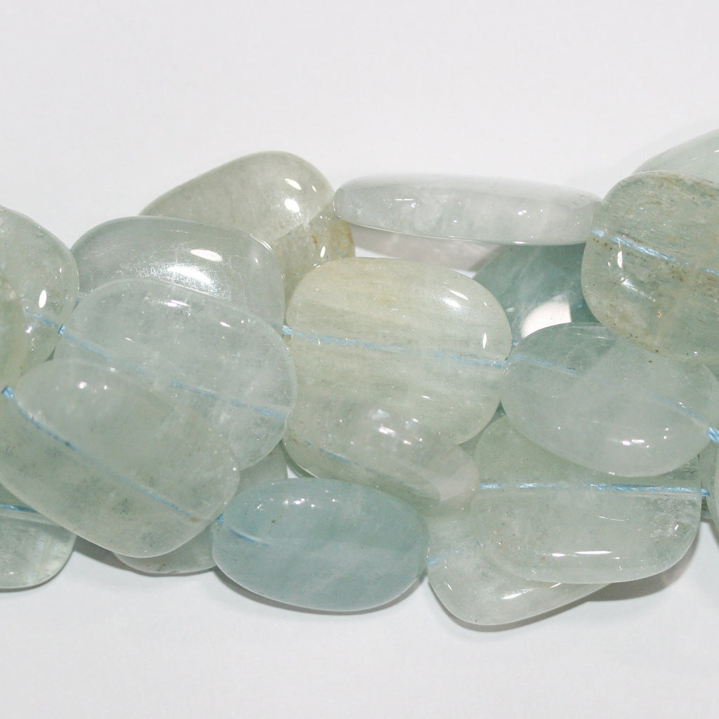 Perles ovales lisses plates en aigue-marine de 15 pouces (27 x 23 mm). Longueur approximative du brin : 39 cm.