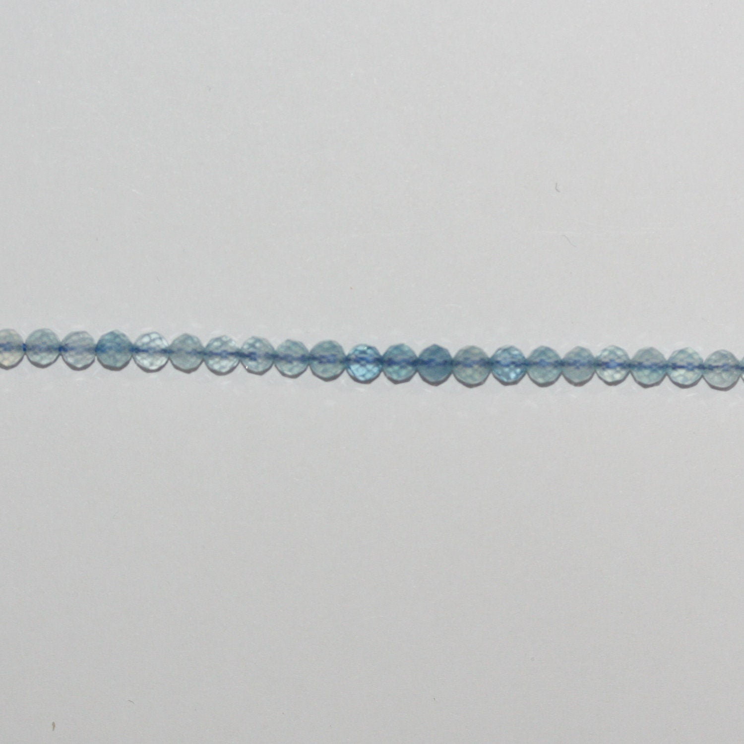 15" Perles rondes à facettes en aigue-marine 3 mm.-Rig 39 cm.