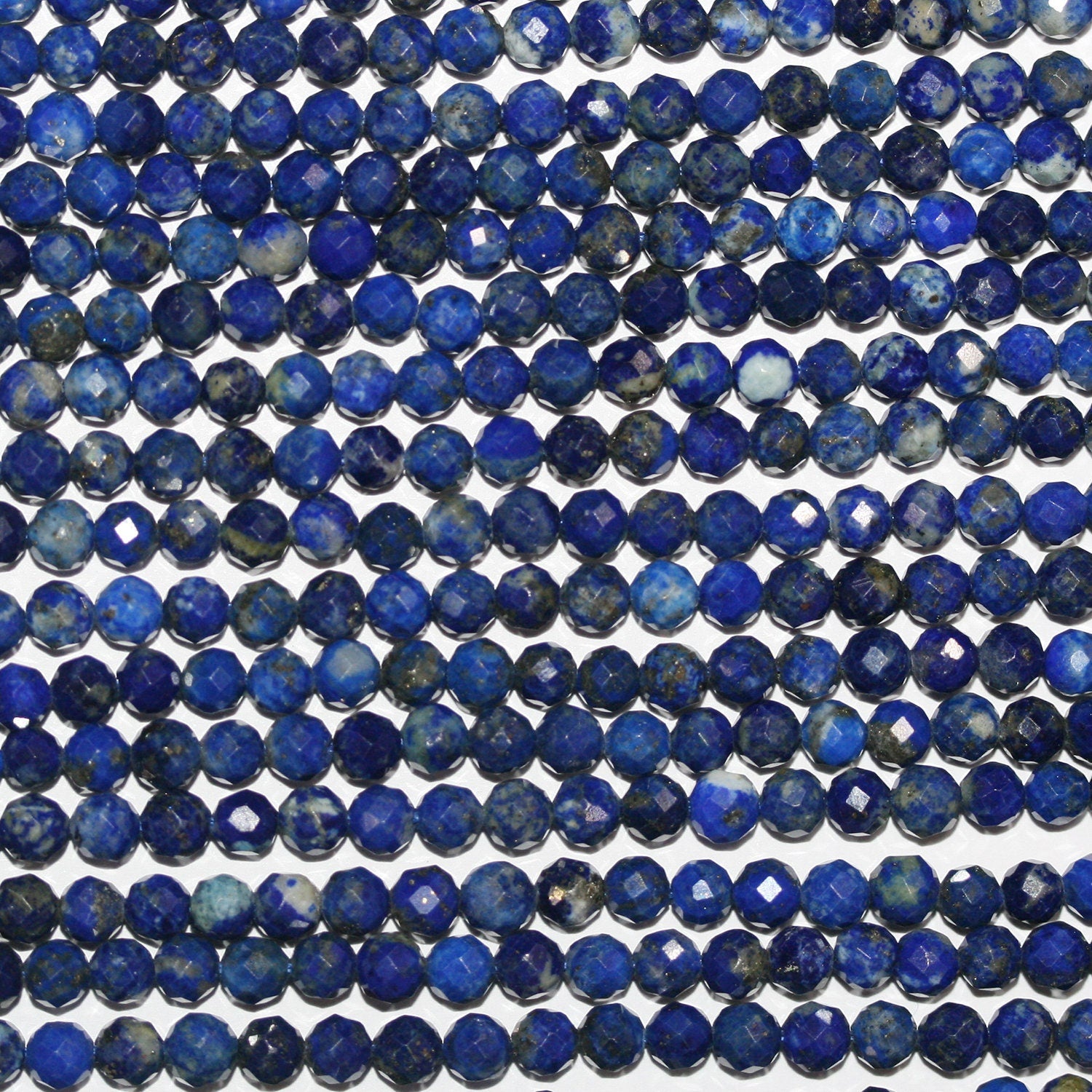 15" Perles rondes à facettes en lapis-lazuli de 4 mm - Fil de 39 cm.