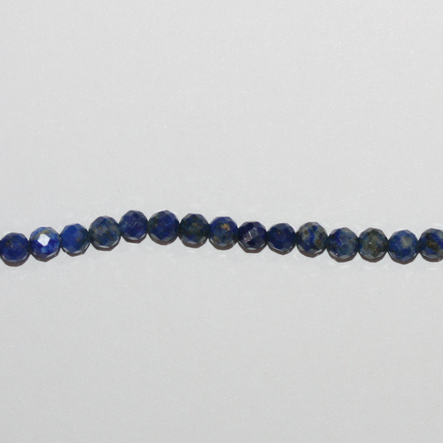 15" Perles rondes à facettes en lapis-lazuli de 3 mm - Fil de 39 cm.