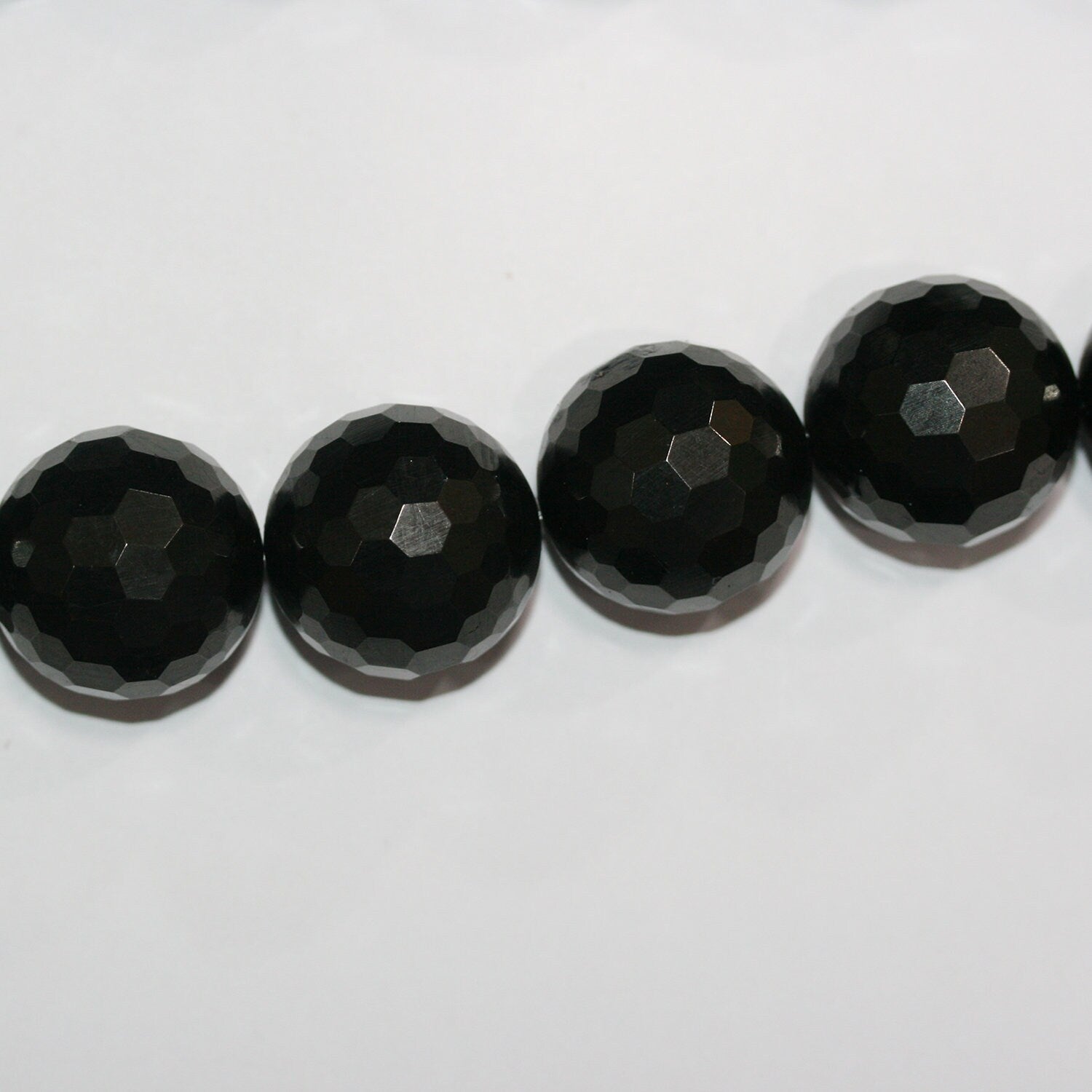 Brin de perles rondes à facettes en lignite naturelle de 25 mm - Longueur : 40 cm