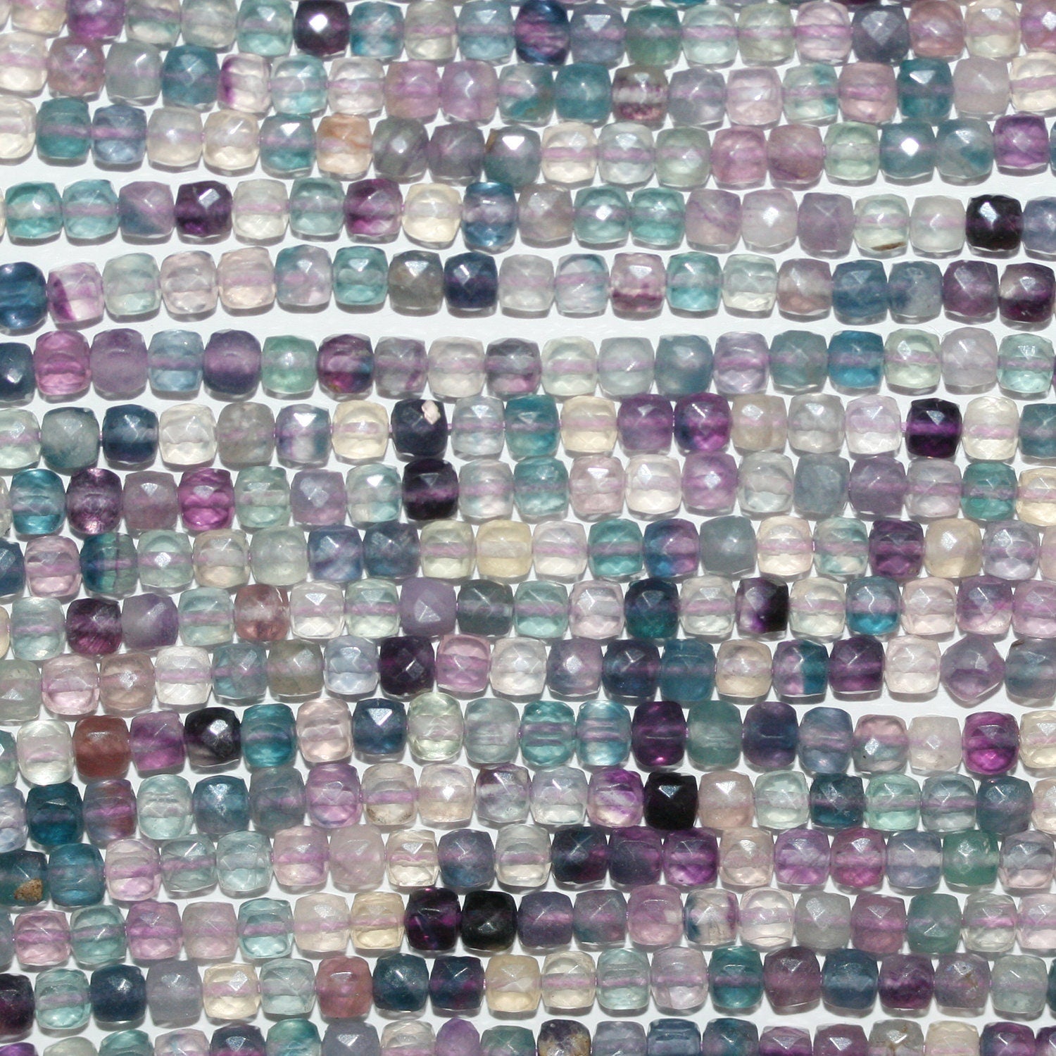Perles cubiques à facettes en fluorite St de 15 pouces (4 mm) - Fil de 39 cm