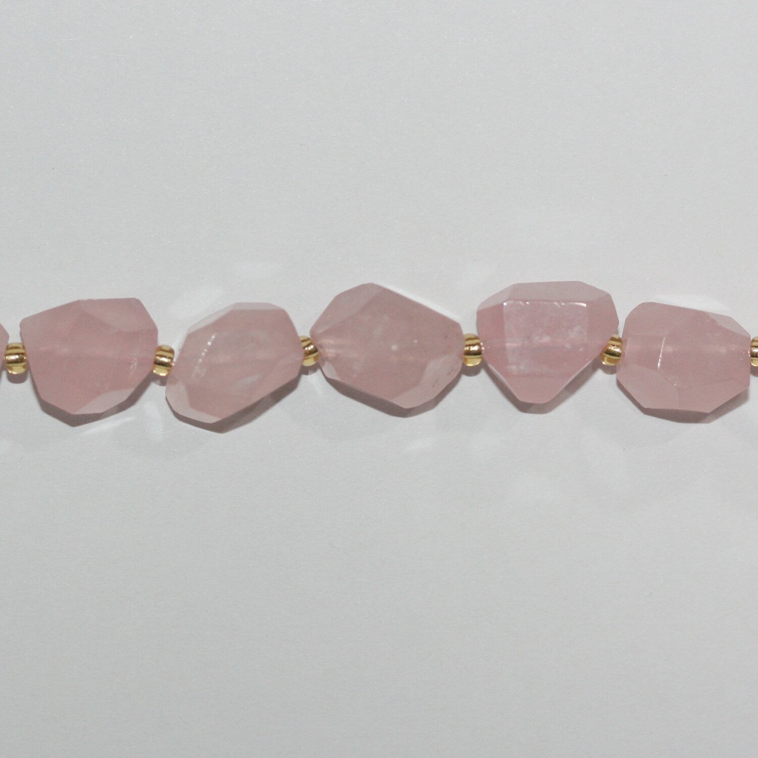 Perles de quartz rose Saint-Pierre facettées en forme de pépites, 12 x 10 mm, longueur approximative : 39 cm.