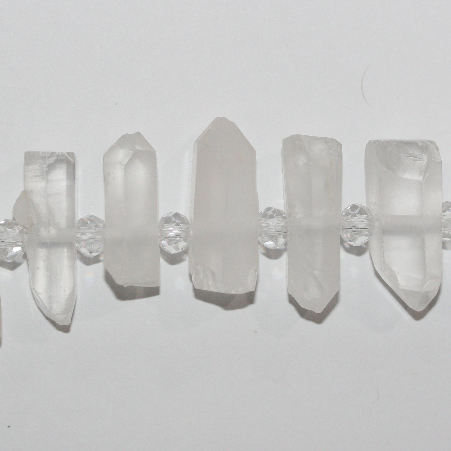 Perlas de cristal de roca de cuarzo de 16" con acabado mate sin pulir, 24 x 9 mm, aprox. - Hilo de 40 cm.