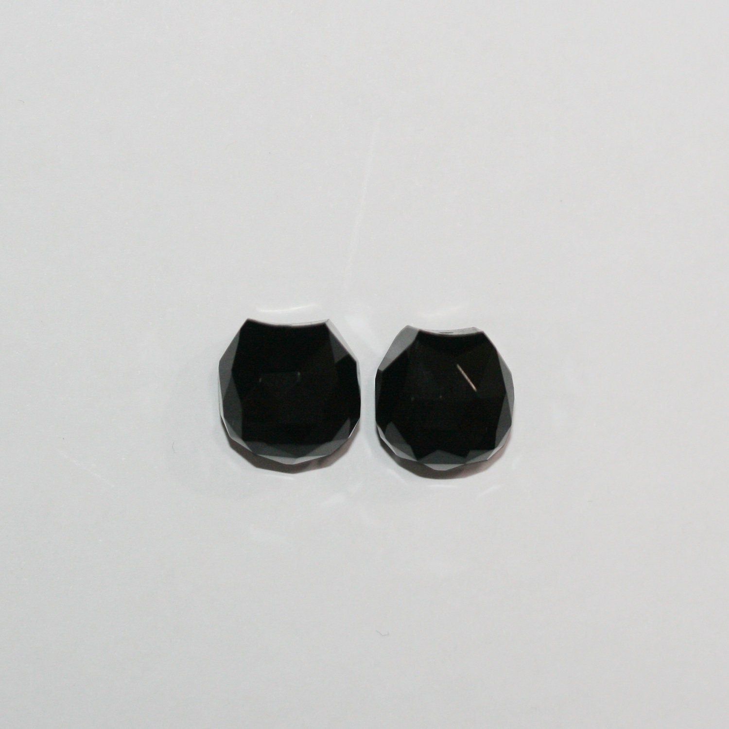 Onyx facetté en forme de goutte, demi-percé, 13 x 11 mm - 2 pièces