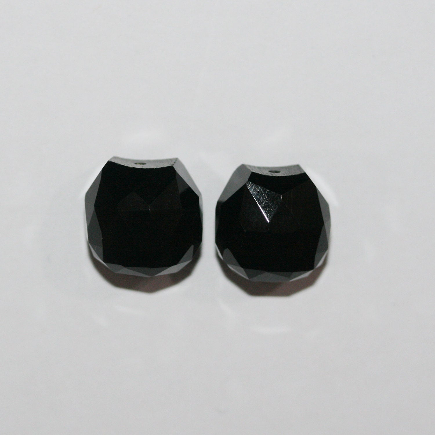 Onyx facetté en forme de goutte, demi-percé, 13 x 11 mm - 2 pièces