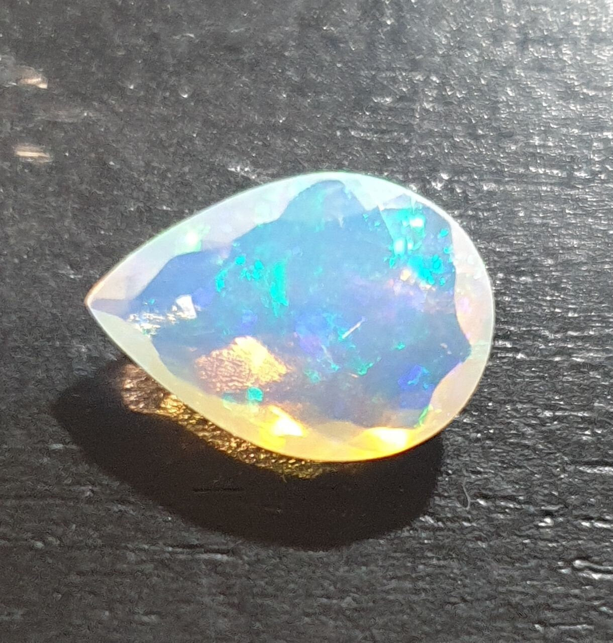 Ópalo blanco AAA facetado en forma de pera, 11 x 8 mm, 1,2 ct. Ópalo natural sin tratar. Gran intensidad de color. Talla excepcional.