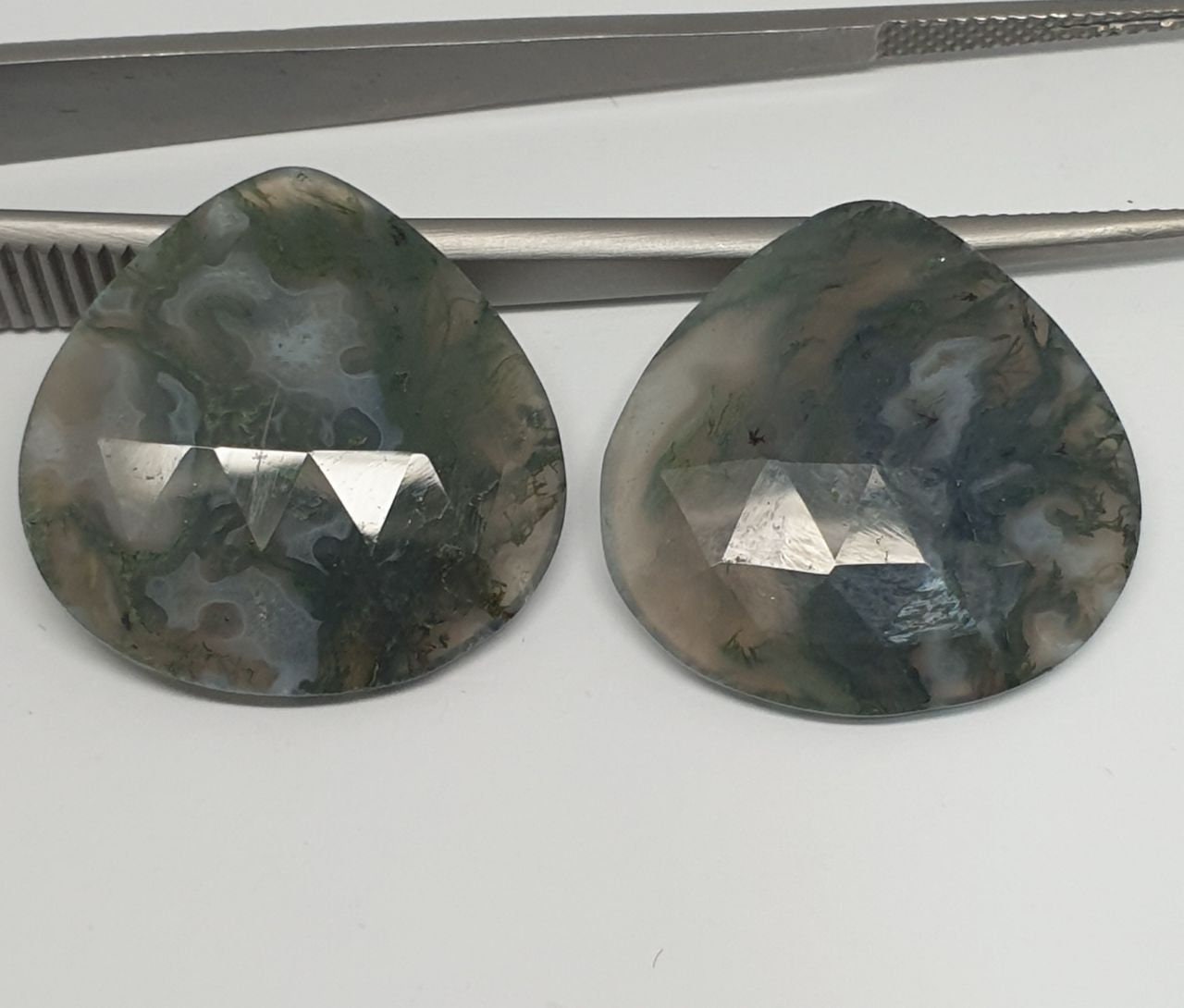 Paire de cabochons assortis en agate mousse AAA, taille à facettes, 25,37 ct, 22 x 22 mm, pièce unique.
