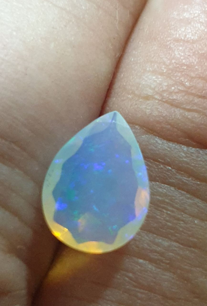 Ópalo blanco AAA facetado en forma de pera, 11 x 8 mm, 1,2 ct. Ópalo natural sin tratar. Gran intensidad de color. Talla excepcional.