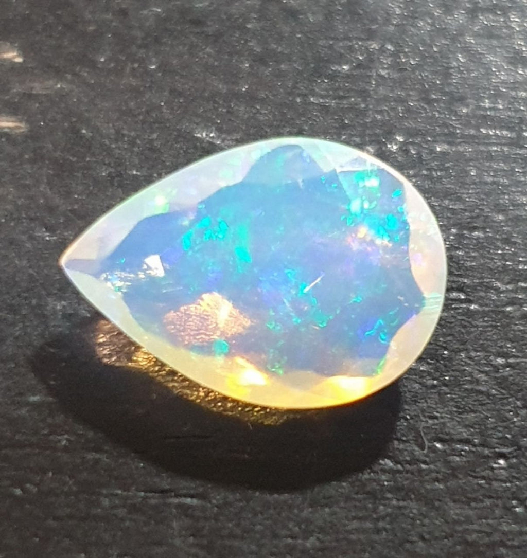 Ópalo blanco AAA facetado en forma de pera, 11 x 8 mm, 1,2 ct. Ópalo natural sin tratar. Gran intensidad de color. Talla excepcional.