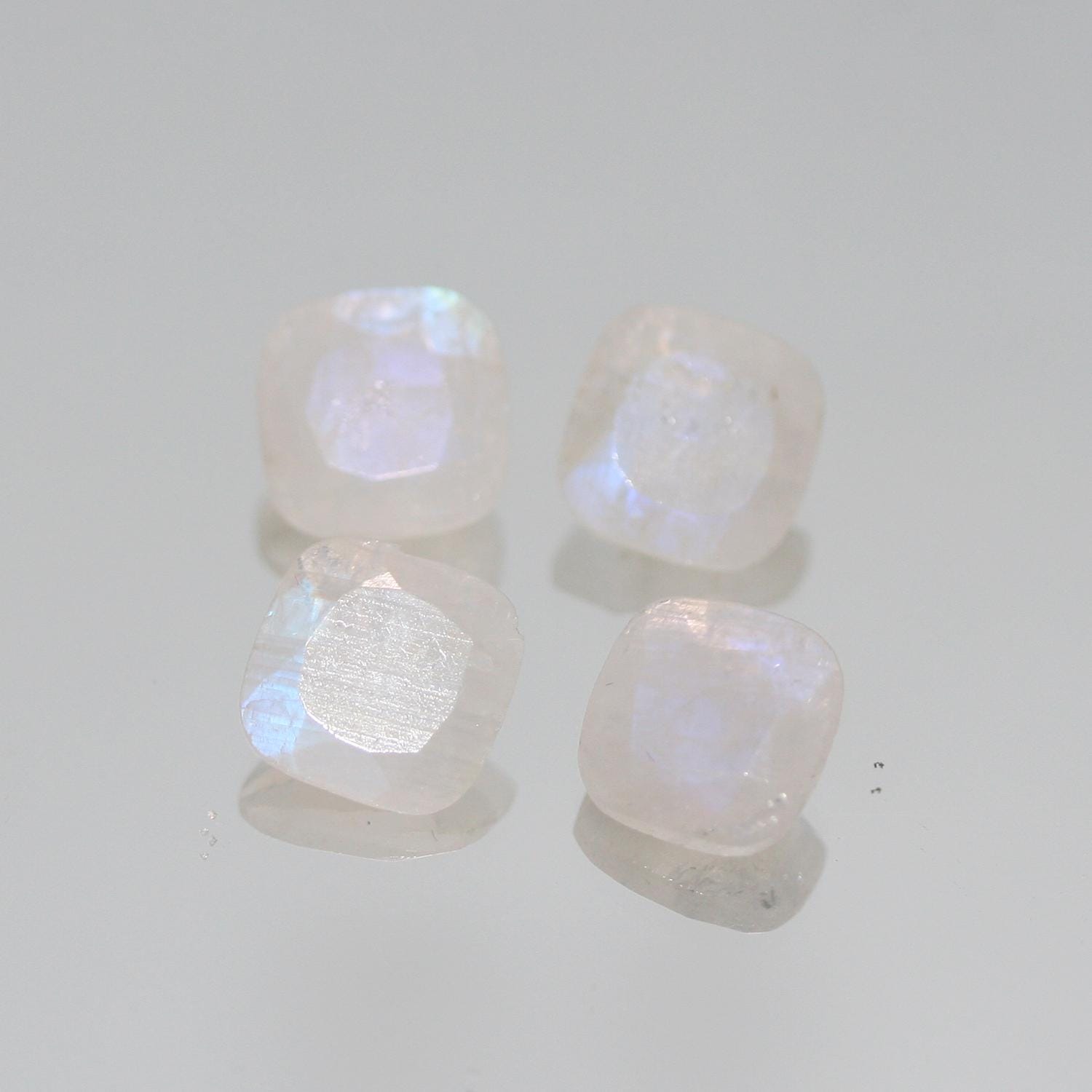 Lote de 4 piezas de piedra lunar facetada cuadrada de 10 mm. (4 piezas).