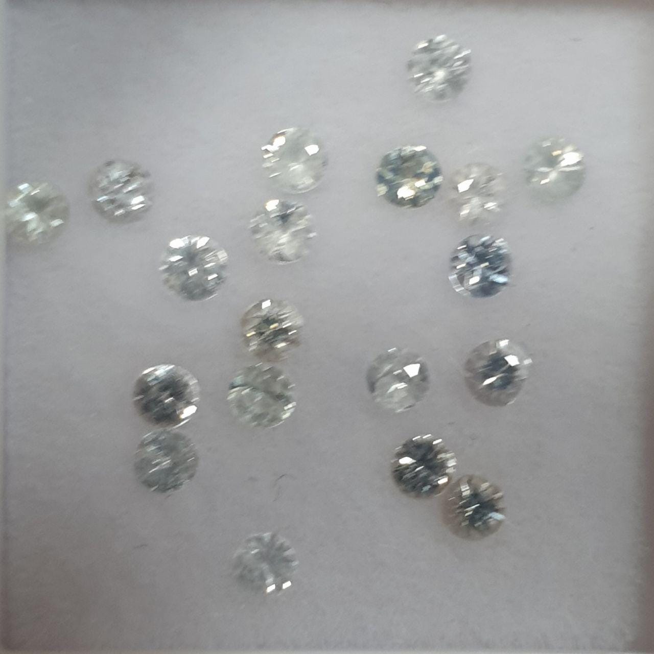 Lote de zafiros blancos redondos facetados de 2-2,2 mm. - Paquetes de piedras preciosas - Piedras sueltas al por mayor - Gemas naturales