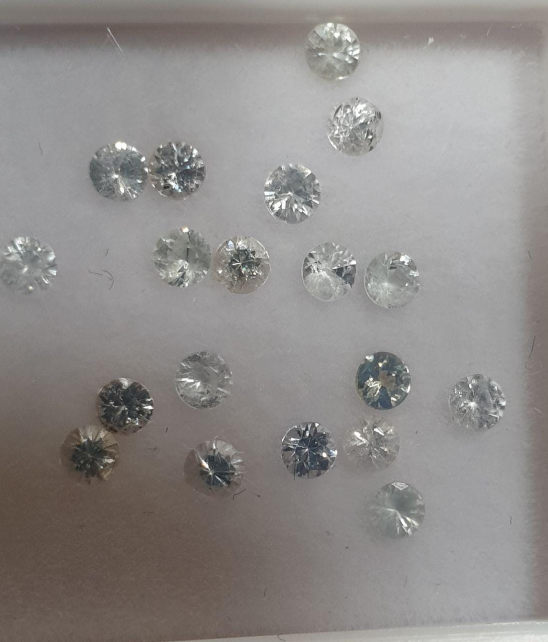 Lote de zafiros blancos redondos facetados de 2-2,2 mm. - Paquetes de piedras preciosas - Piedras sueltas al por mayor - Gemas naturales