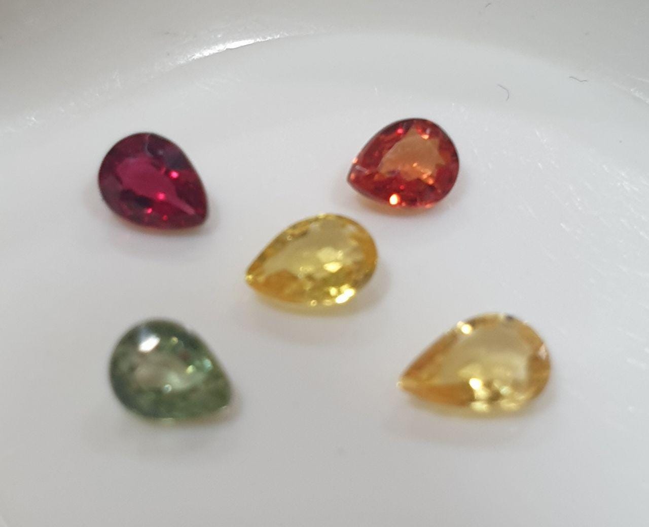 Lote de 5 zafiros multicolores facetados en forma de pera de 4-5 x 3 mm (5 unidades) - Paquetes de piedras preciosas - Piedras sueltas al por mayor - Gemas naturales