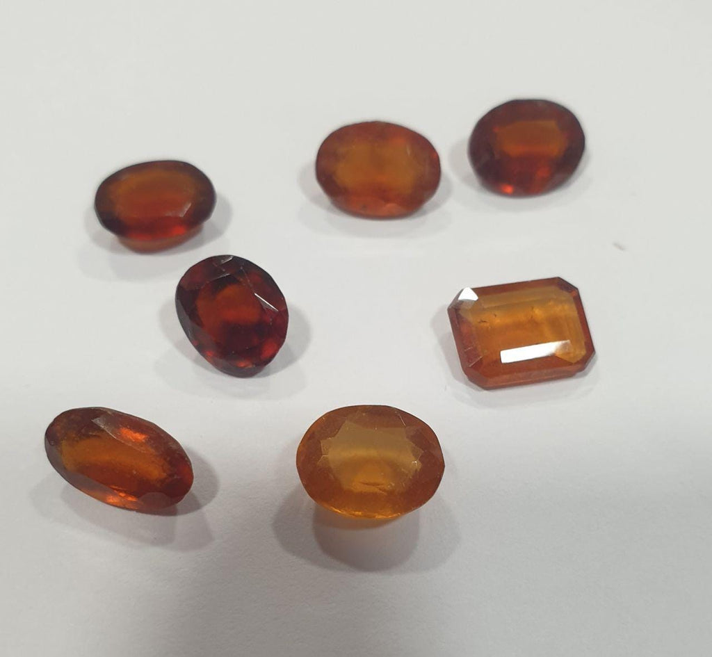 Gran lote de granates hesonitas facetados de diversas formas y tamaños, de 8 a 10 mm. (7 piezas)