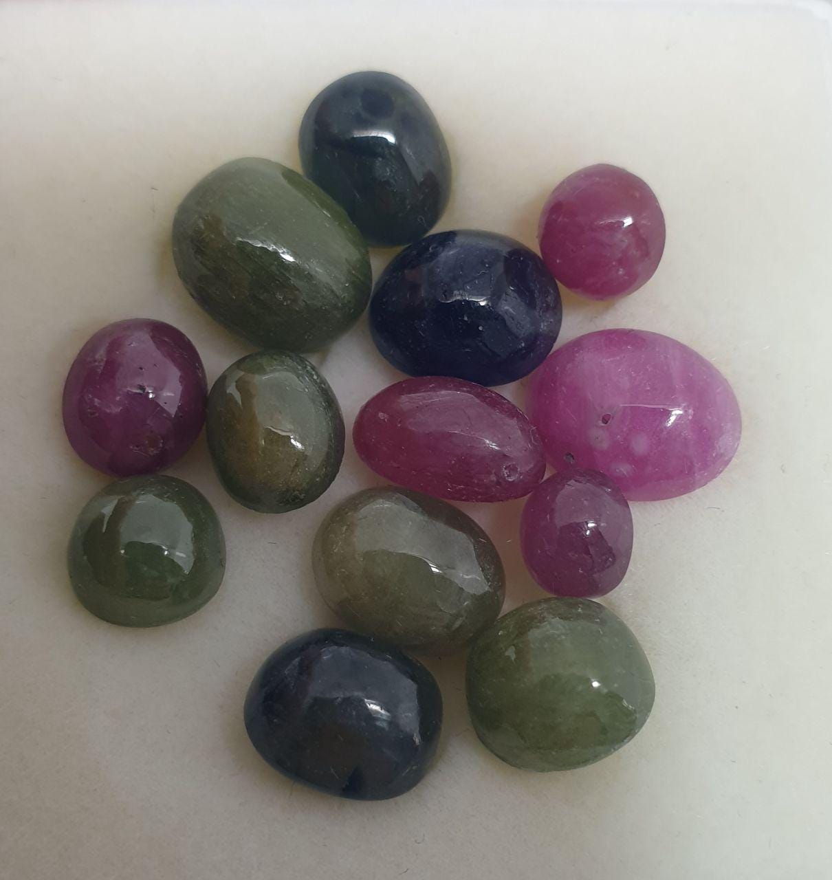 Lot important de cabochons ovales multicolores en saphir (rose, bleu, vert) - Pierres précieuses en vrac - Prix de gros - 100 carats