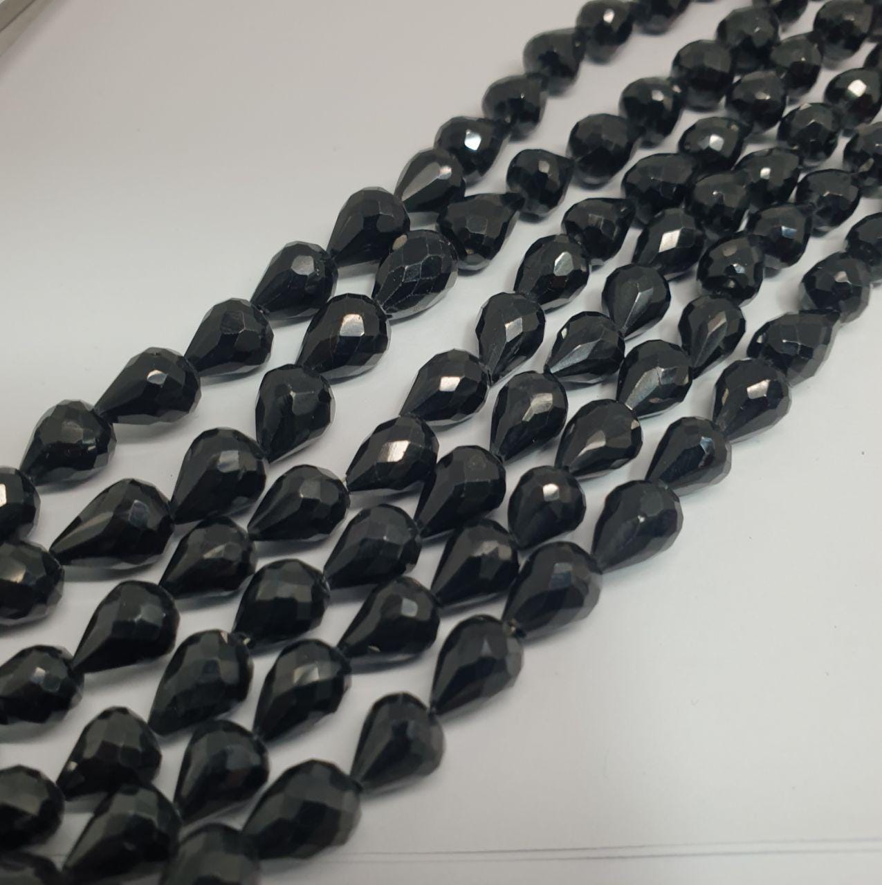 Perles en spinelle St à facettes en forme de goutte, 10 x 6 mm, 20 cm de long. Perles percées sur le dessus.