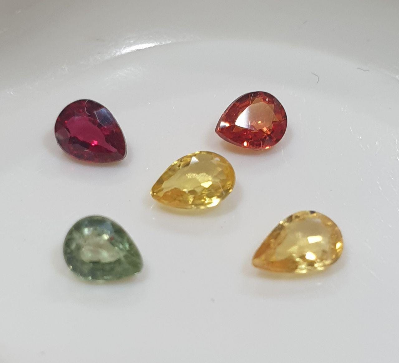 Lote de 5 zafiros multicolores facetados en forma de pera de 4-5 x 3 mm (5 unidades) - Paquetes de piedras preciosas - Piedras sueltas al por mayor - Gemas naturales
