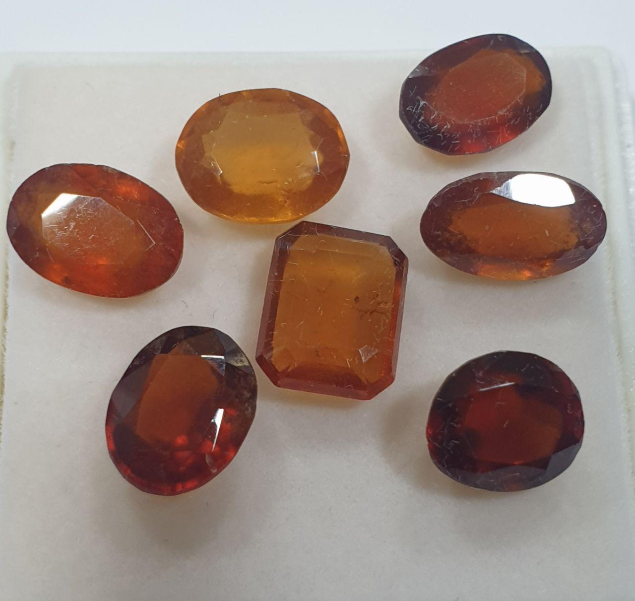 Gran lote de granates hesonitas facetados de diversas formas y tamaños, de 8 a 10 mm. (7 piezas)