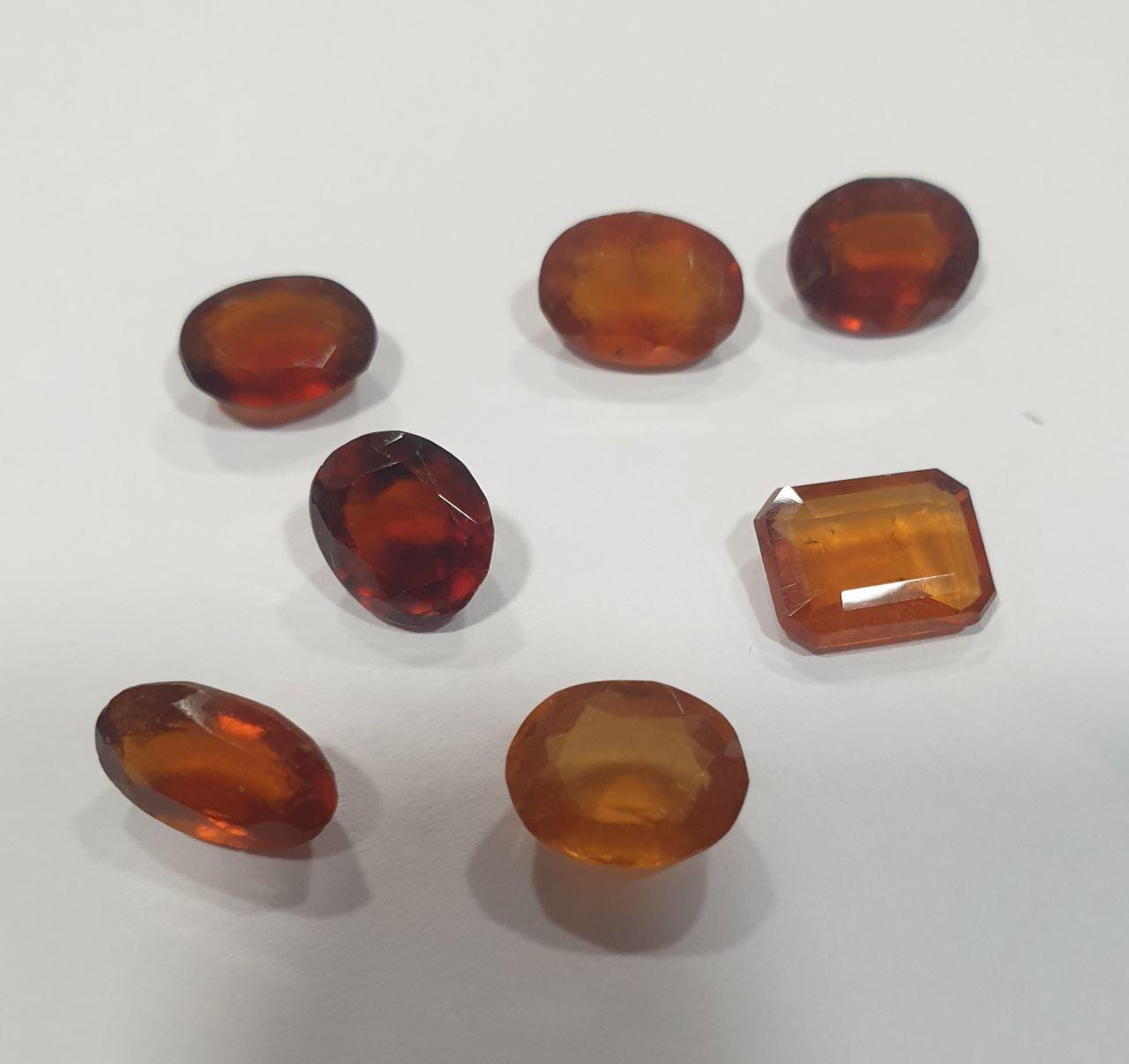 Gran lote de granates hesonitas facetados de diversas formas y tamaños, de 8 a 10 mm. (7 piezas)