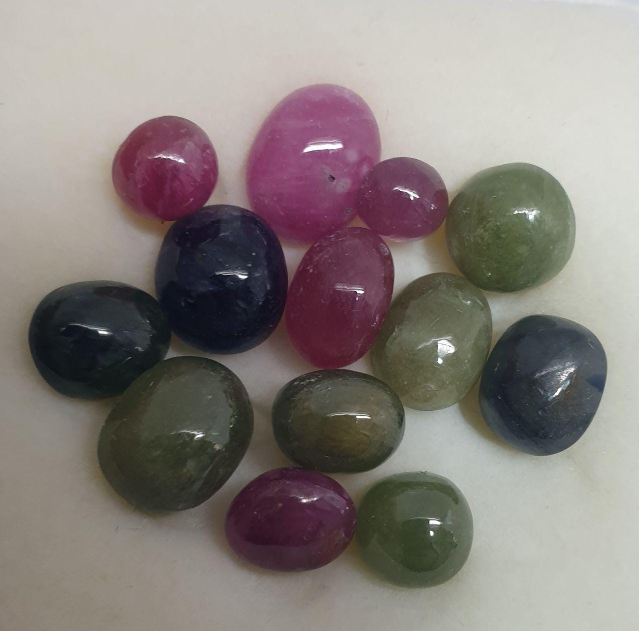 Lot important de cabochons ovales multicolores en saphir (rose, bleu, vert) - Pierres précieuses en vrac - Prix de gros - 100 carats
