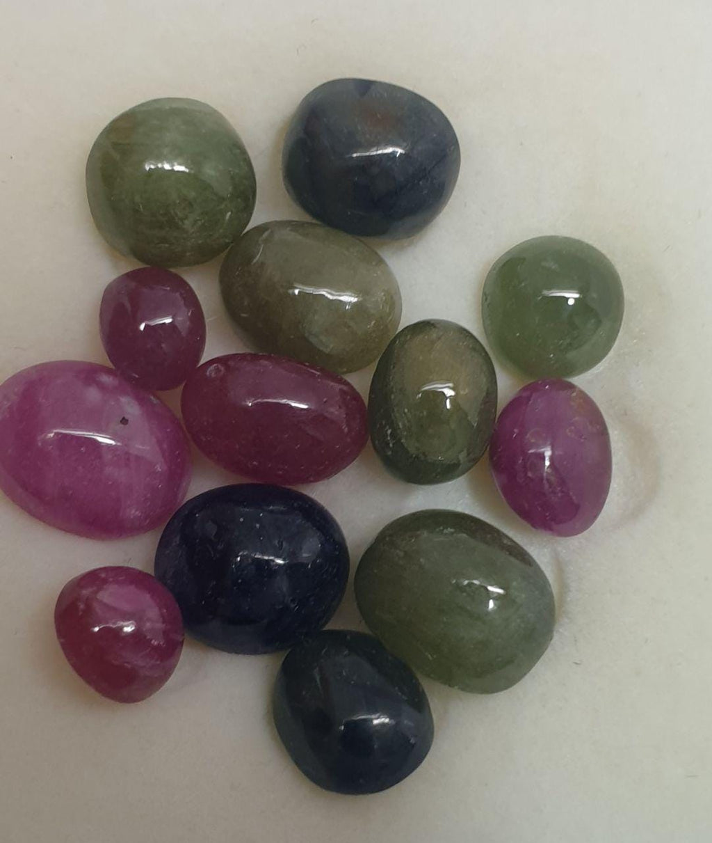 Lot important de cabochons ovales multicolores en saphir (rose, bleu, vert) - Pierres précieuses en vrac - Prix de gros - 100 carats