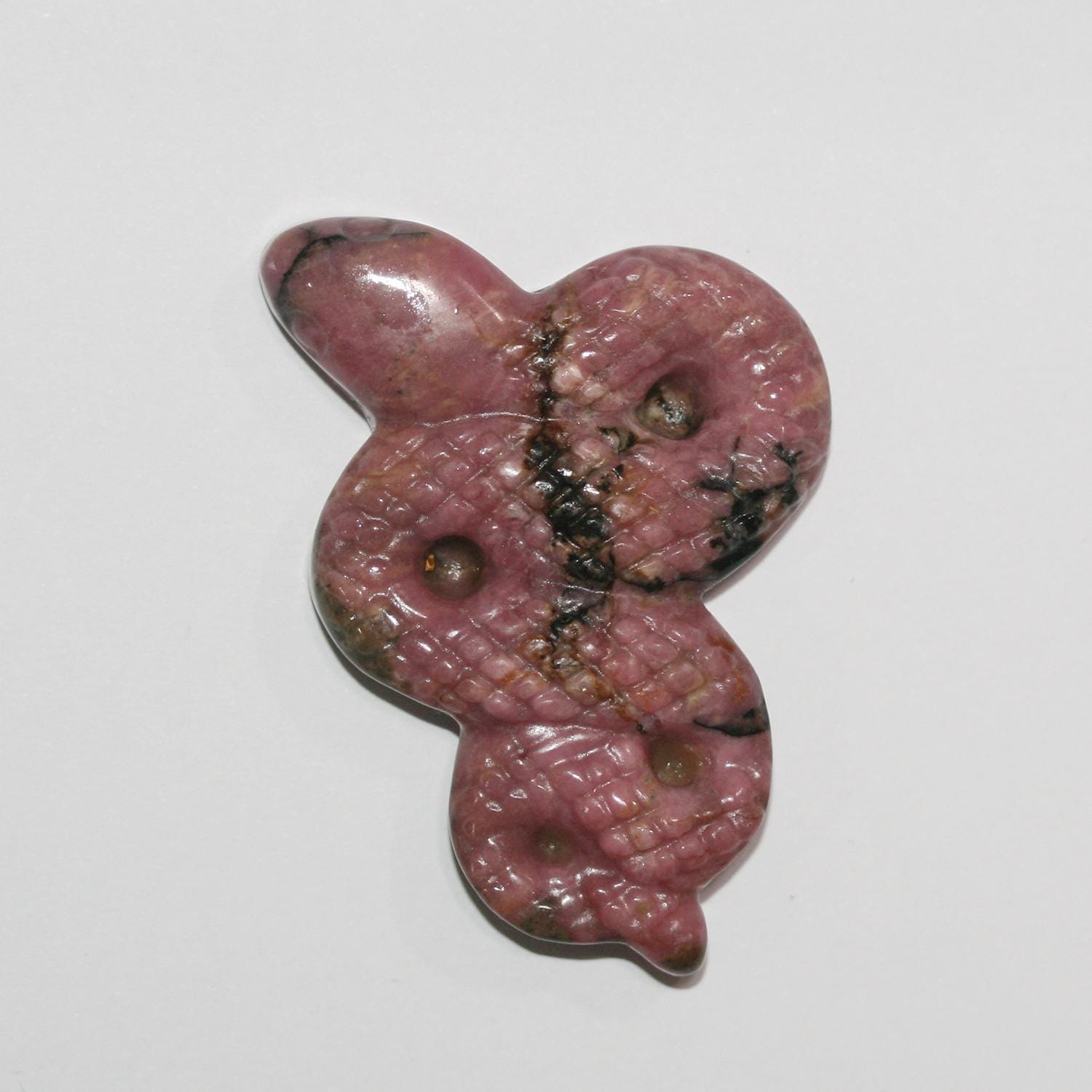 Pendentif serpent sculpté en rhodonite 50x34mm