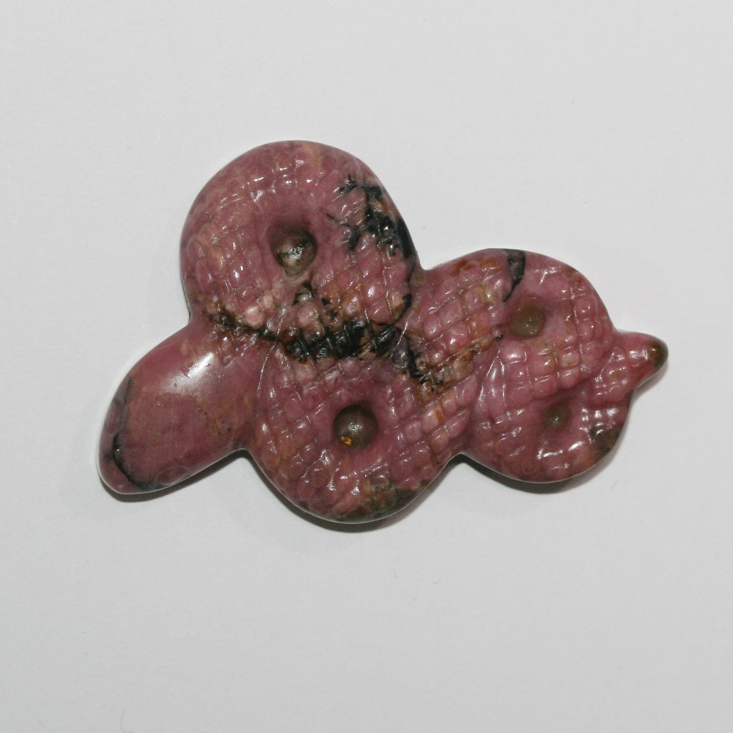 Pendentif serpent sculpté en rhodonite 50x34mm