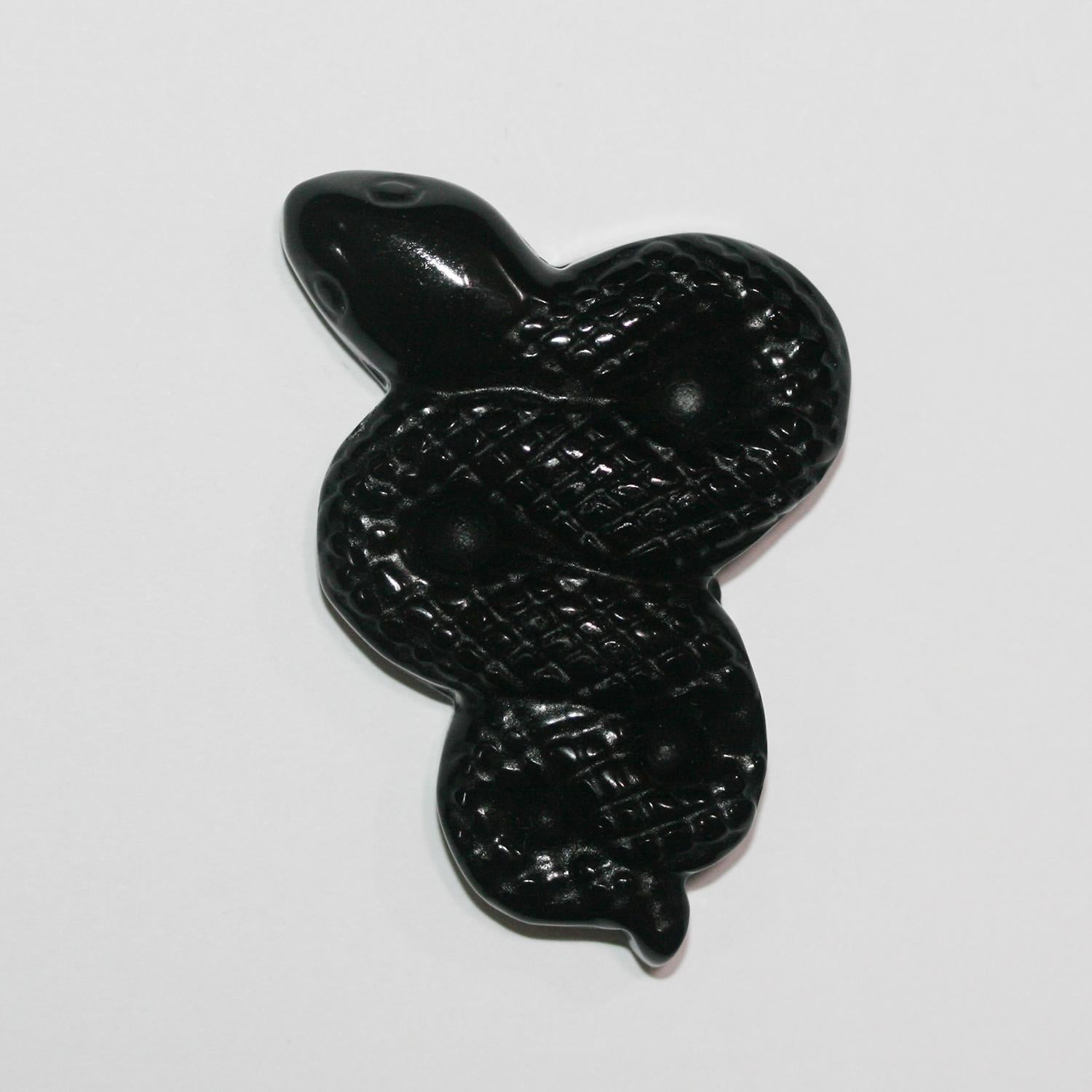Pendentif serpent sculpté en obsidienne 50x34mm.