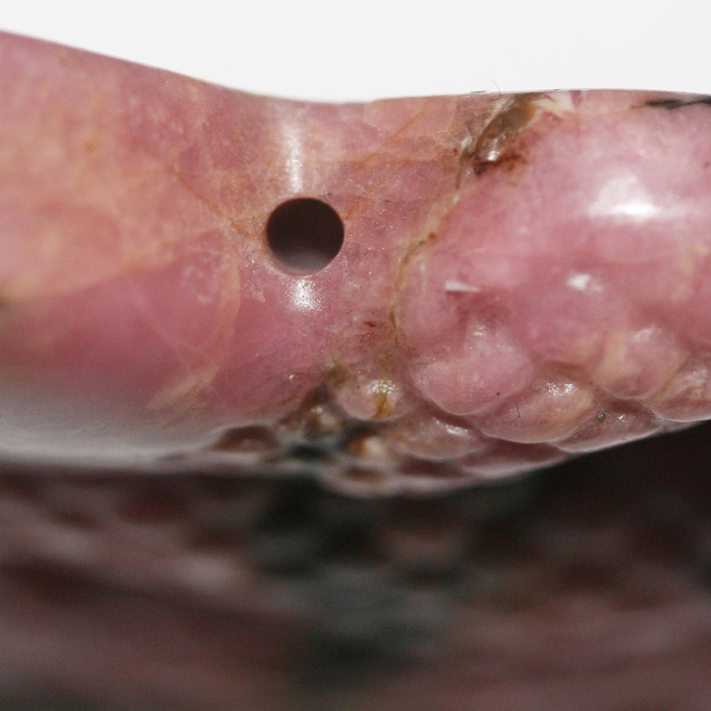 Pendentif serpent sculpté en rhodonite 50x34mm