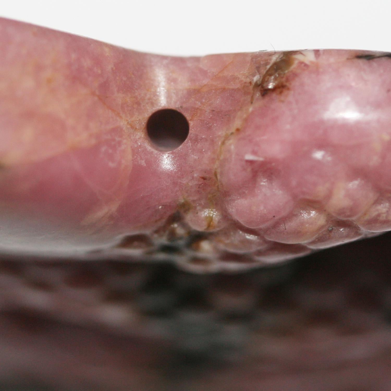 Pendentif serpent sculpté en rhodonite 50x34mm