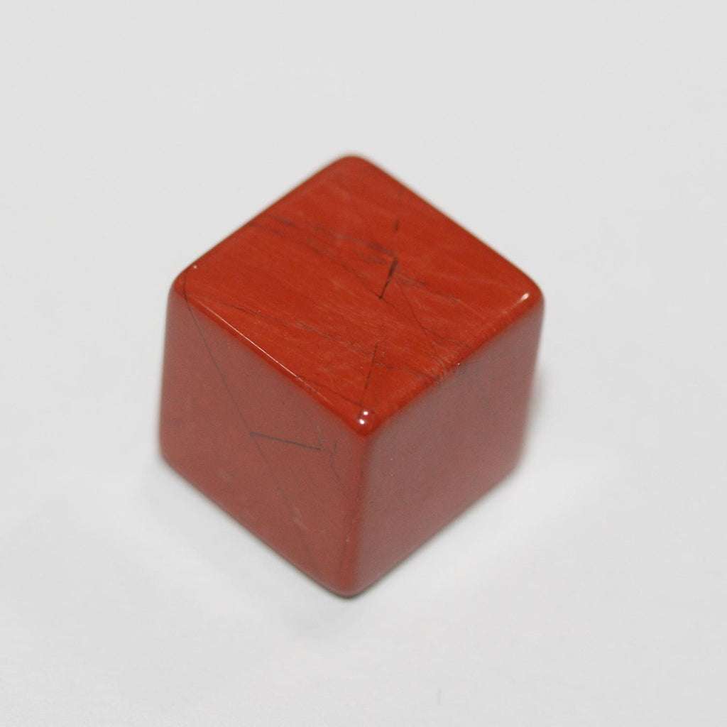 Pendentif cube lisse en jaspe rouge 14 mm. Non percé.