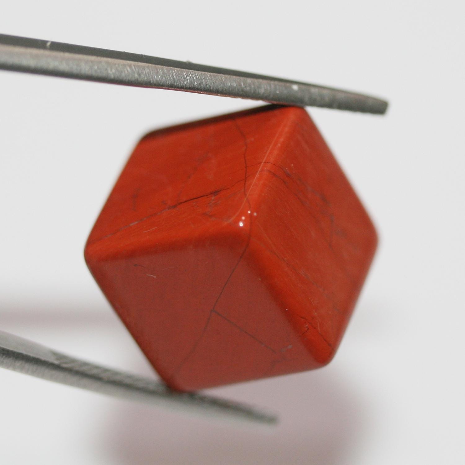 Pendentif cube lisse en jaspe rouge 14 mm. Non percé.