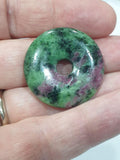 Colgante de disco de donut liso de rubí y zoisita de 30 mm