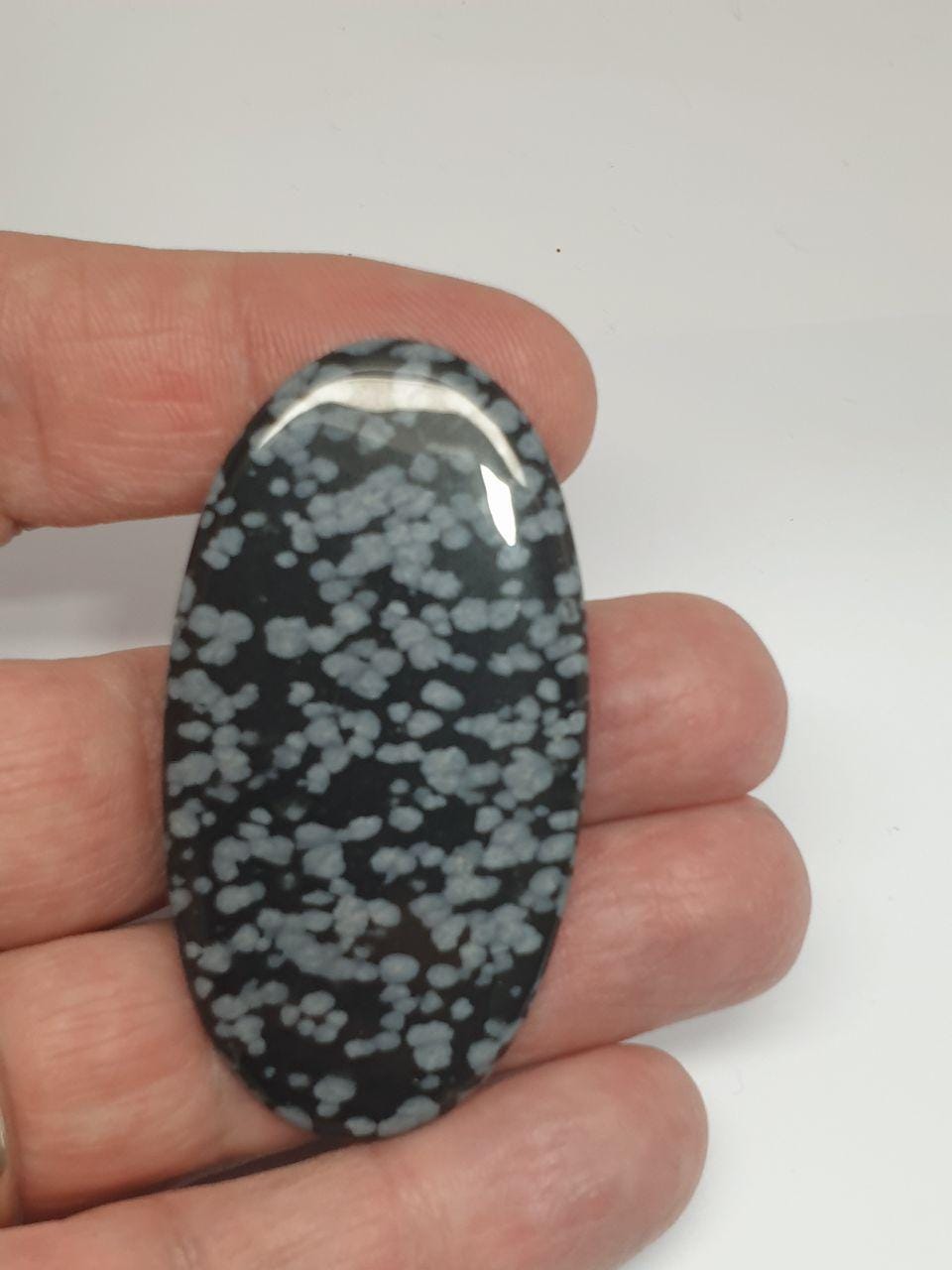 Cabochon ovale en obsidienne flocon de neige AAA, 55,27 x 29,77 x 3,3 mm. Pierre naturelle.