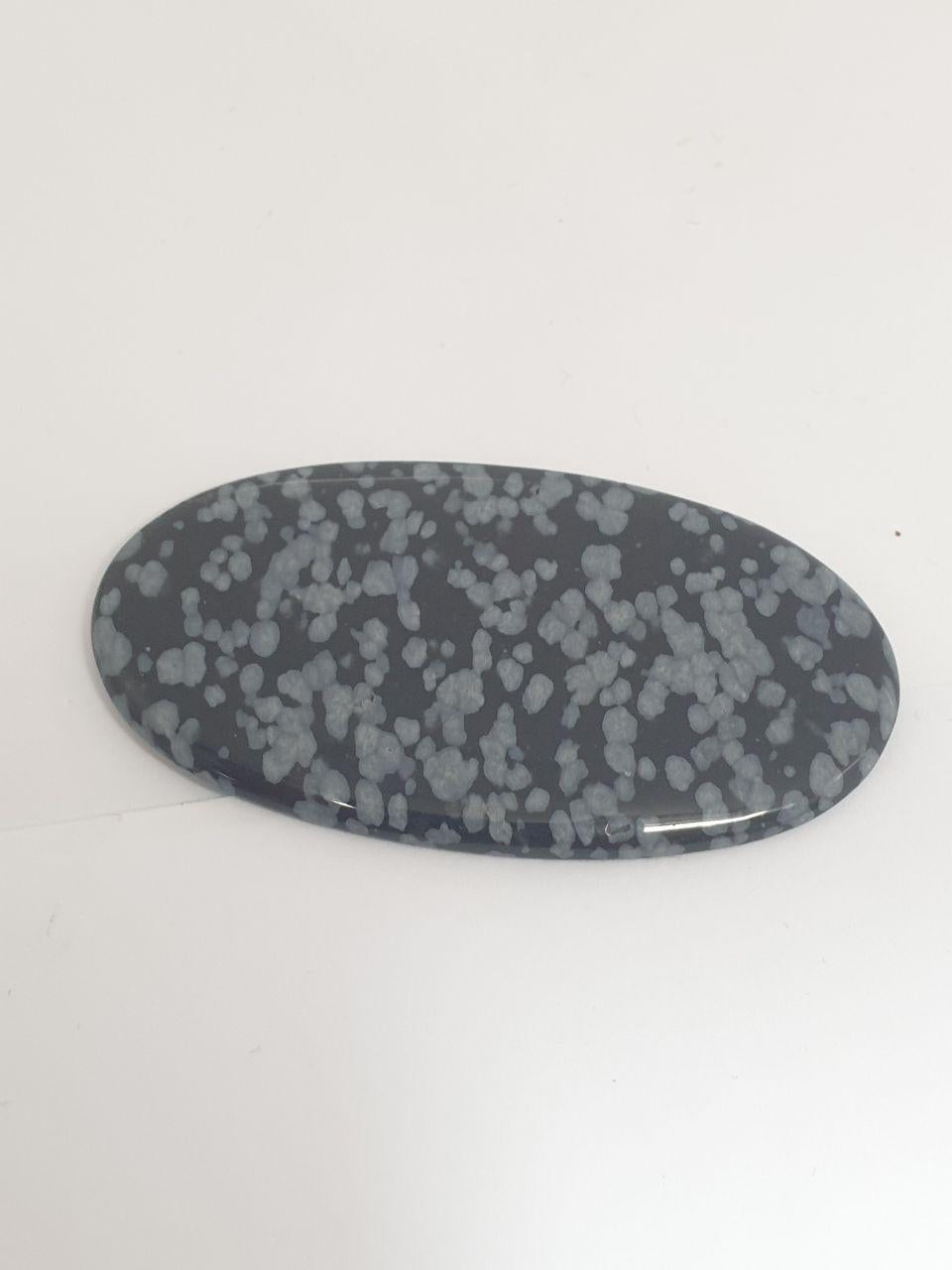 Cabochon ovale en obsidienne flocon de neige AAA, 55,27 x 29,77 x 3,3 mm. Pierre naturelle.