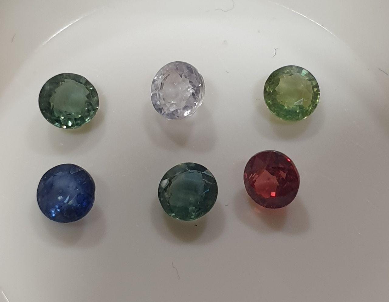 Lote de 6 zafiros multicolores calibrados de corte brillante redondo, zafiros verdes y morados de 3,6-3,7 mm - Genuinos - Lote al por mayor