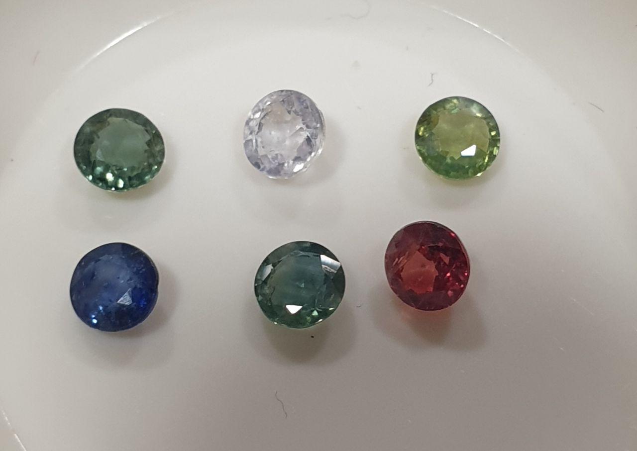 Lote de 6 zafiros multicolores calibrados de corte brillante redondo, zafiros verdes y morados de 3,6-3,7 mm - Genuinos - Lote al por mayor