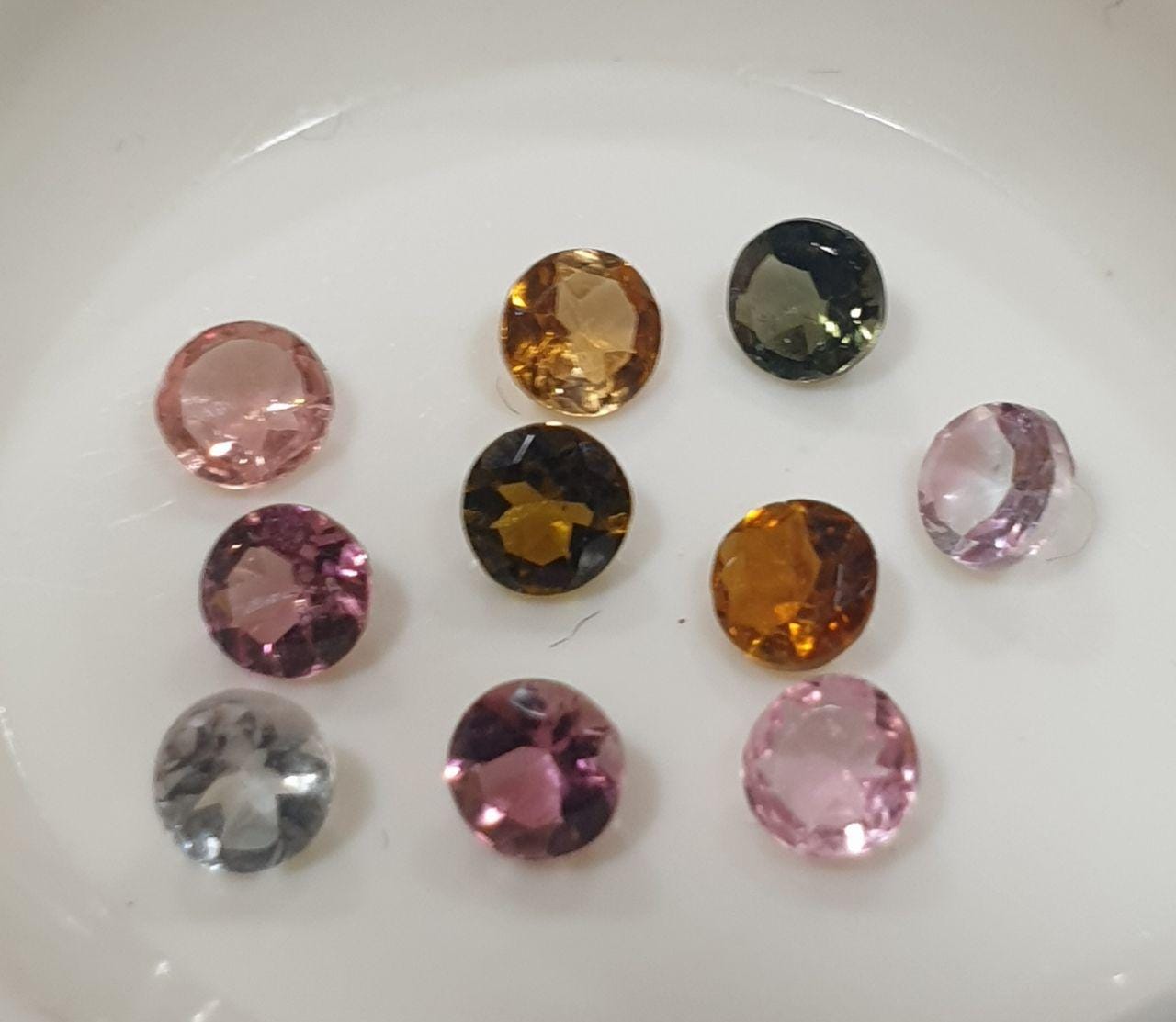 Lot de tourmalines multicolores - Rose et verte, taille ronde à facettes, 3,8-4 mm. - Pierres non traitées - Vente en gros - Fournisseur pour le bricolage - Pierres authentiques