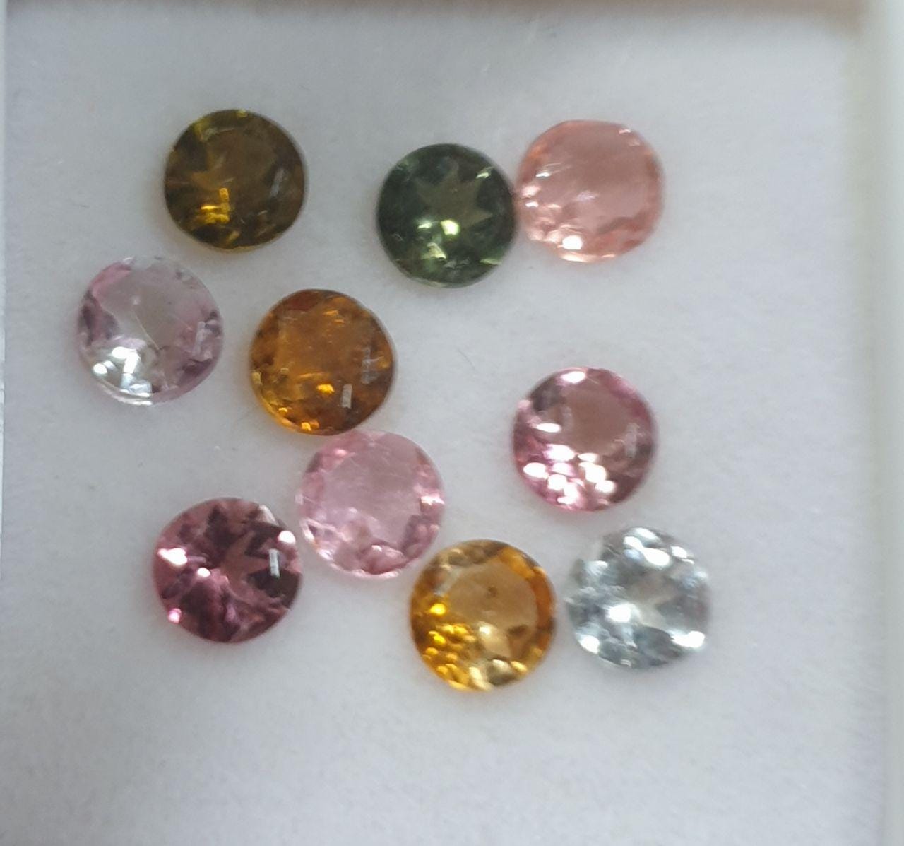 Lot de tourmalines multicolores - Rose et verte, taille ronde à facettes, 3,8-4 mm. - Pierres non traitées - Vente en gros - Fournisseur pour le bricolage - Pierres authentiques