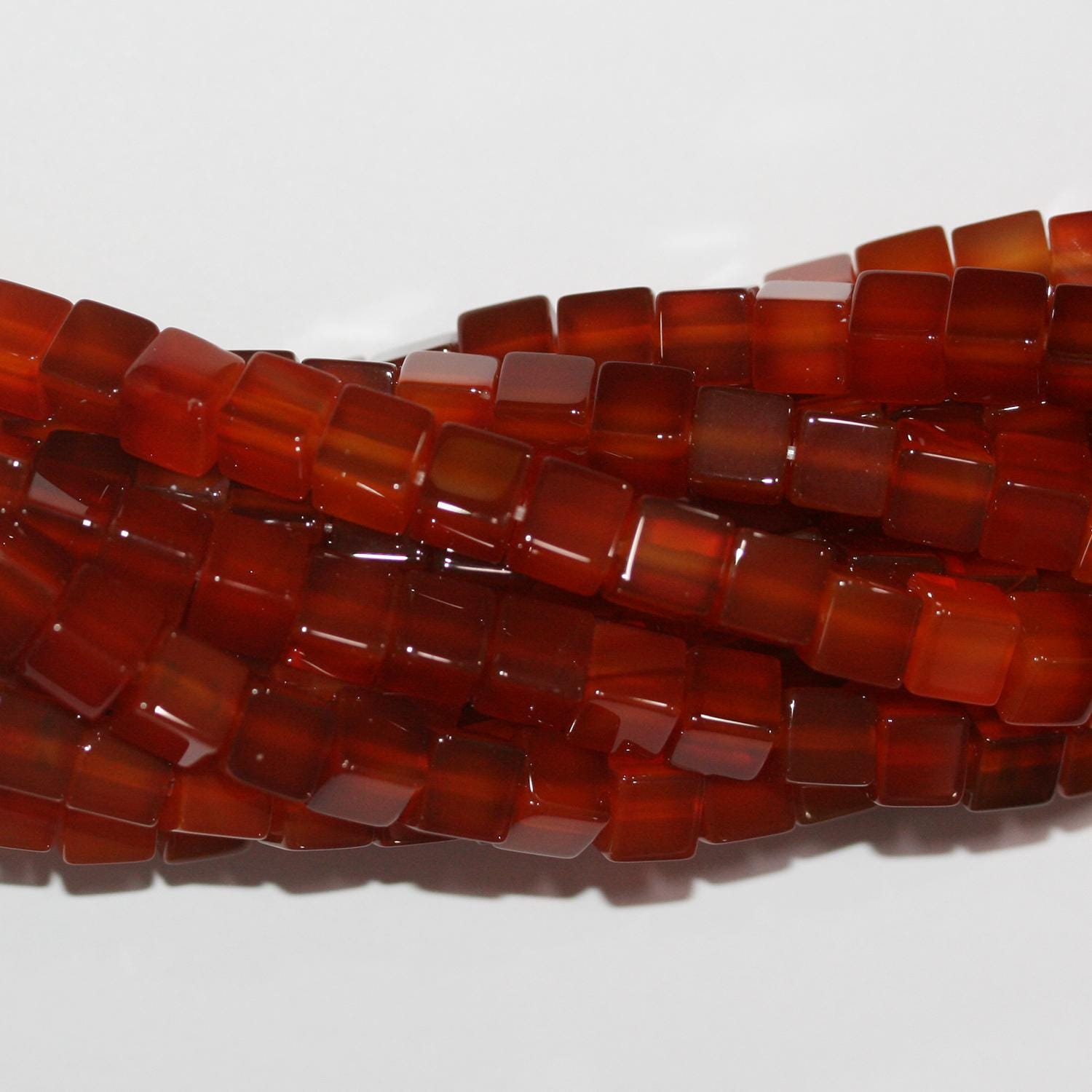 Cuentas cúbicas lisas de cornalina de Santa de 16" (6 mm) - Hilo de 40 cm