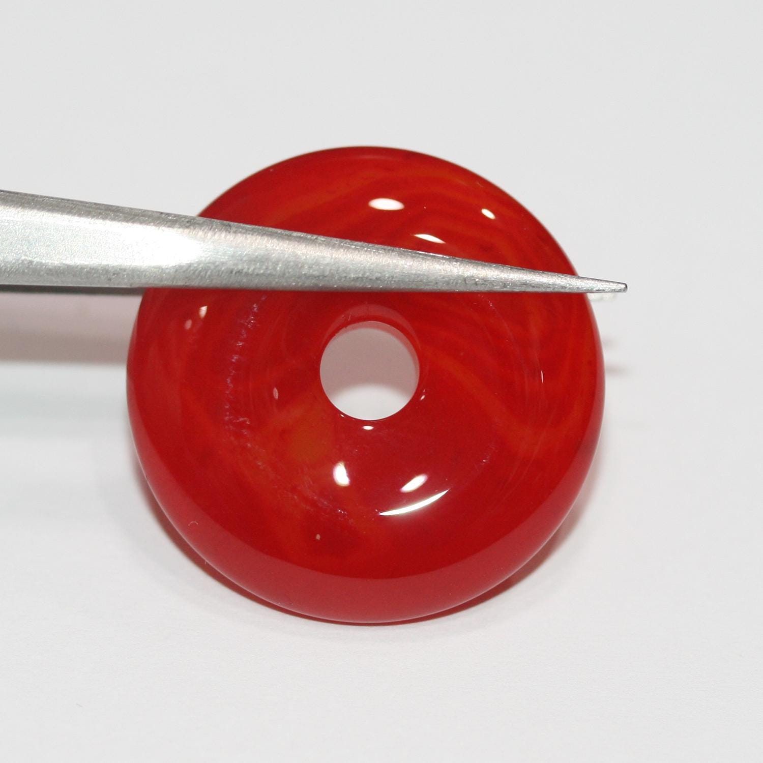 Pendentif donut lisse en agate rouge 26 mm