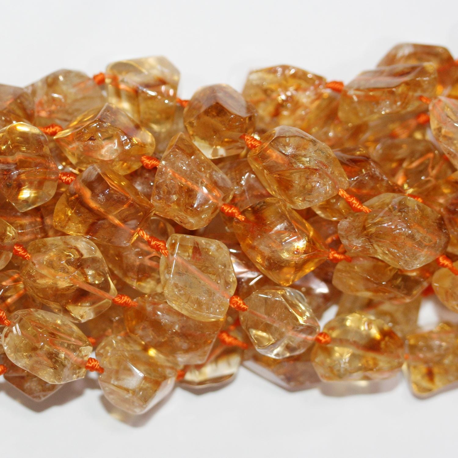 Perles de citrine facettées en forme de pépite de 15 pouces (16 x 12 mm). Longueur approximative du brin : 39 cm.